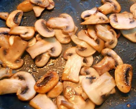 Sandwich de pollo con queso y champignones