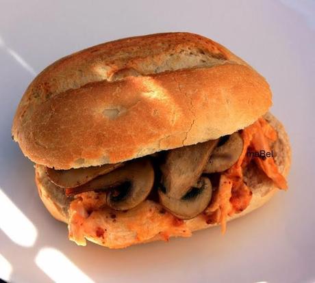 Sandwich de pollo con queso y champignones