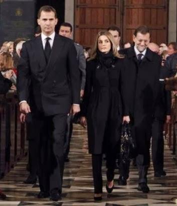 Letizia en Grecia con su abrigo negro multiuso