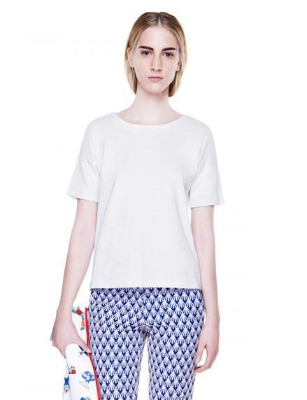 5 Prendas básicas que siempre debes tener en tu armario prendas básicas camiseta