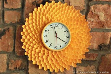 Reloj de pared DIY hecho con cucharas de plástico