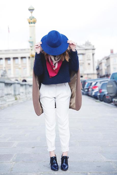 WHITE_TROUSERS-HAT-SCARF-BLUE-CAMEL_COAT-PFW-STREET_STYLE-21