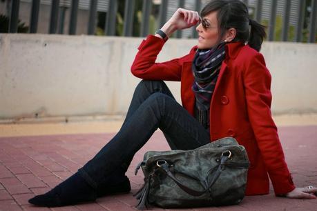 Abrigo rojo + look en azul Abrigo rojo + look en azul