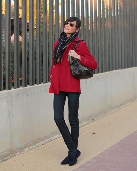 Abrigo rojo + look en azul Abrigo rojo + look en azul