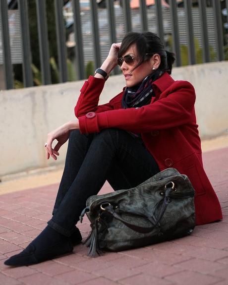 Abrigo rojo + look en azul Abrigo rojo + look en azul