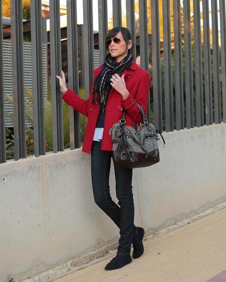 Abrigo rojo + look en azul Abrigo rojo + look en azul