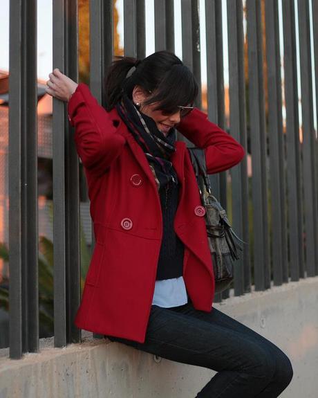Abrigo rojo + look en azul Abrigo rojo + look en azul