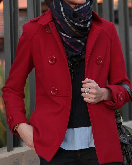 Abrigo rojo + look en azul Abrigo rojo + look en azul