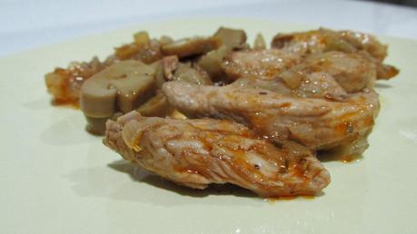 Lagrimitas de pollo con champiñones en salsa de romero y tomillo.