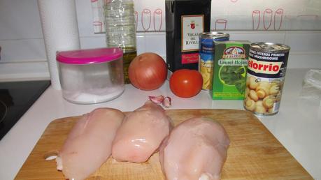 Lagrimitas de pollo con champiñones en salsa de romero y tomillo.