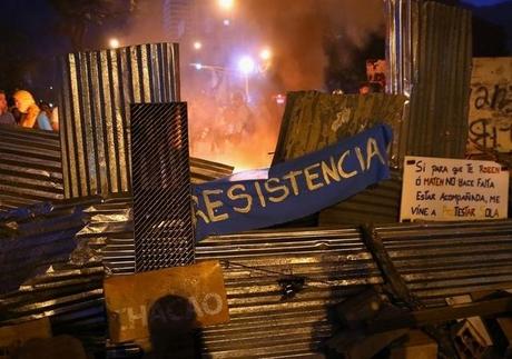 El presidente venezolano ordenó al “pueblo colectivo” disolver las guarimbas (barricadas) que los opositores monten en sus barrios.
