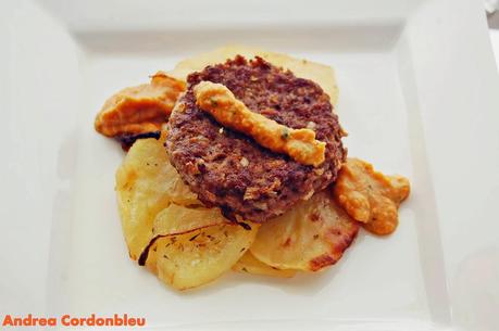 BITOKES DE TERNERA CON SALSA DE TOMATE PROVENZAL Y PATATAS PANADERAS