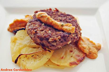 BITOKES DE TERNERA CON SALSA DE TOMATE PROVENZAL Y PATATAS PANADERAS