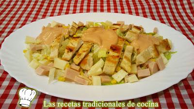 ensalada de pollo con salsa rosa