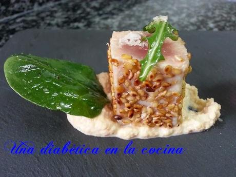 Atún con costra de sésamo y praliné salado de almendras