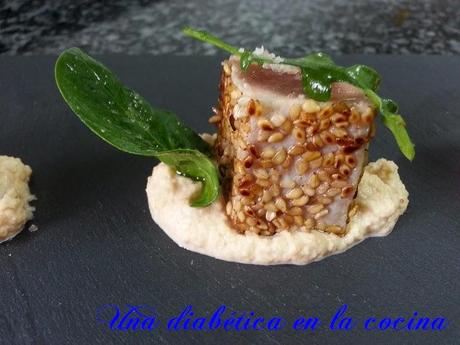 Atún con costra de sésamo y praliné salado de almendras