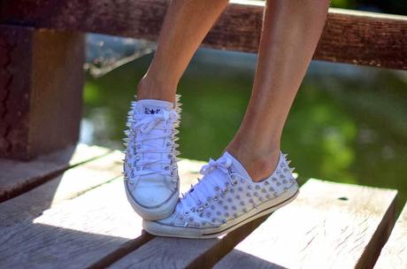 STREET STYLE INSPIRATION; WAYS TO WEAR CONVERSE SNEAKERS.-