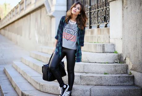 STREET STYLE INSPIRATION; WAYS TO WEAR CONVERSE SNEAKERS.-