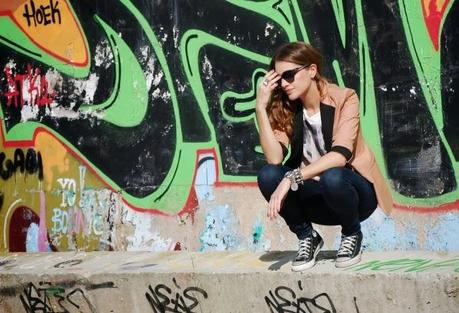 STREET STYLE INSPIRATION; WAYS TO WEAR CONVERSE SNEAKERS.-