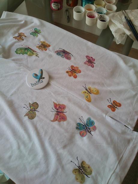Pintando Mariposas....Camisetas Pintadas a mano en el País de Babia.