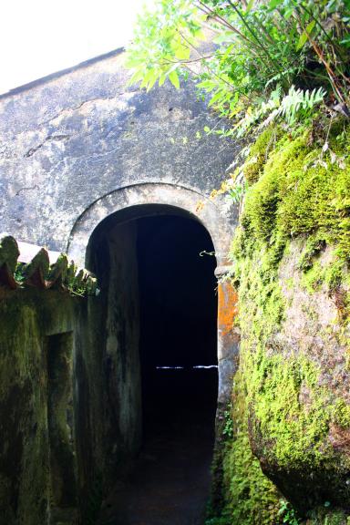 Los pasillos comunican las celdas y también hay una habitación oscura que era la celda de la penitencia, utilizada para meditar. Foto: Sara Gordón