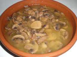 CHAMPIÑONES EN SALSA DE VINO