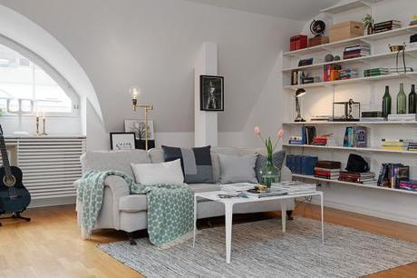 ventanales en arco Estilo nórdico con toques de azul estilo nórdico decoración interiores áticos decoración diáfana salón cocina decoración de salones decoración blanco madera y azul gris blog decoración nordica escandinava 