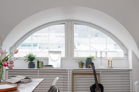 ventanales en arco Estilo nórdico con toques de azul estilo nórdico decoración interiores áticos decoración diáfana salón cocina decoración de salones decoración blanco madera y azul gris blog decoración nordica escandinava 