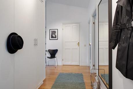 ventanales en arco Estilo nórdico con toques de azul estilo nórdico decoración interiores áticos decoración diáfana salón cocina decoración de salones decoración blanco madera y azul gris blog decoración nordica escandinava 