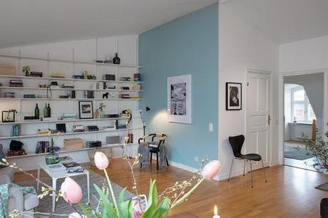 ventanales en arco Estilo nórdico con toques de azul estilo nórdico decoración interiores áticos decoración diáfana salón cocina decoración de salones decoración blanco madera y azul gris blog decoración nordica escandinava 