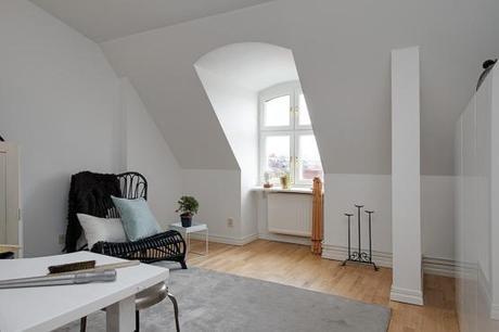 ventanales en arco Estilo nórdico con toques de azul estilo nórdico decoración interiores áticos decoración diáfana salón cocina decoración de salones decoración blanco madera y azul gris blog decoración nordica escandinava 