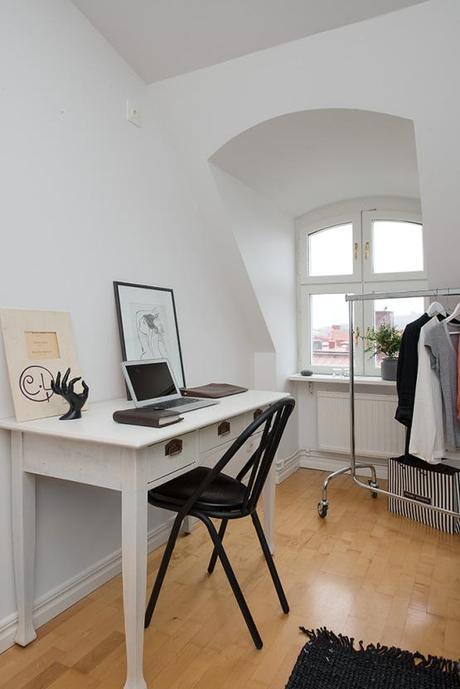 ventanales en arco Estilo nórdico con toques de azul estilo nórdico decoración interiores áticos decoración diáfana salón cocina decoración de salones decoración blanco madera y azul gris blog decoración nordica escandinava 