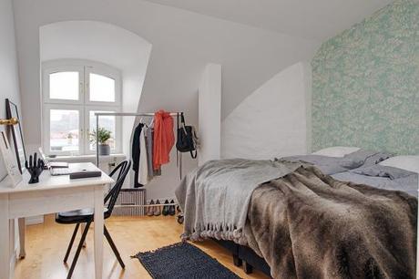 ventanales en arco Estilo nórdico con toques de azul estilo nórdico decoración interiores áticos decoración diáfana salón cocina decoración de salones decoración blanco madera y azul gris blog decoración nordica escandinava 