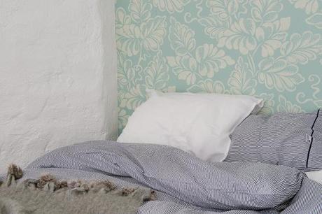 ventanales en arco Estilo nórdico con toques de azul estilo nórdico decoración interiores áticos decoración diáfana salón cocina decoración de salones decoración blanco madera y azul gris blog decoración nordica escandinava 