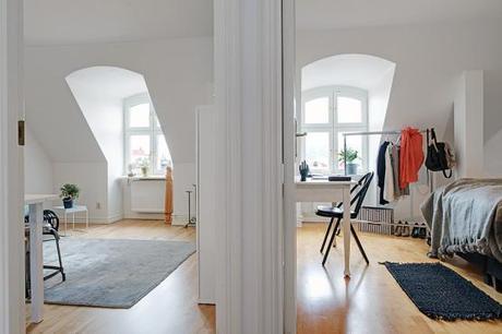 ventanales en arco Estilo nórdico con toques de azul estilo nórdico decoración interiores áticos decoración diáfana salón cocina decoración de salones decoración blanco madera y azul gris blog decoración nordica escandinava 