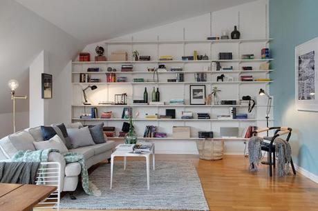 ventanales en arco Estilo nórdico con toques de azul estilo nórdico decoración interiores áticos decoración diáfana salón cocina decoración de salones decoración blanco madera y azul gris blog decoración nordica escandinava 