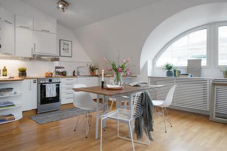 ventanales en arco Estilo nórdico con toques de azul estilo nórdico decoración interiores áticos decoración diáfana salón cocina decoración de salones decoración blanco madera y azul gris blog decoración nordica escandinava 