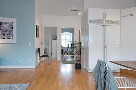 ventanales en arco Estilo nórdico con toques de azul estilo nórdico decoración interiores áticos decoración diáfana salón cocina decoración de salones decoración blanco madera y azul gris blog decoración nordica escandinava 