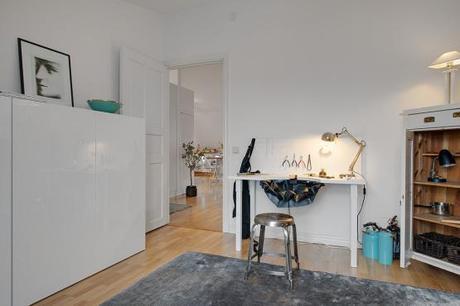 ventanales en arco Estilo nórdico con toques de azul estilo nórdico decoración interiores áticos decoración diáfana salón cocina decoración de salones decoración blanco madera y azul gris blog decoración nordica escandinava 