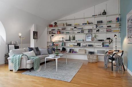 ventanales en arco Estilo nórdico con toques de azul estilo nórdico decoración interiores áticos decoración diáfana salón cocina decoración de salones decoración blanco madera y azul gris blog decoración nordica escandinava 