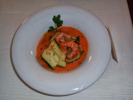 Rollitos de calabacín y langostinos sobre sopa fría de tomate. Receta