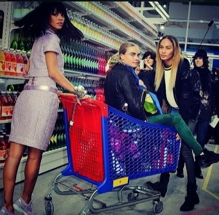 Rihanna y Cara Delevingne hacen el gamberro en el supermercado de Chanel