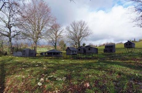 Palafitos de Javier Requejo: una oda a la penosa situación en la que vive España. 1 palafitos