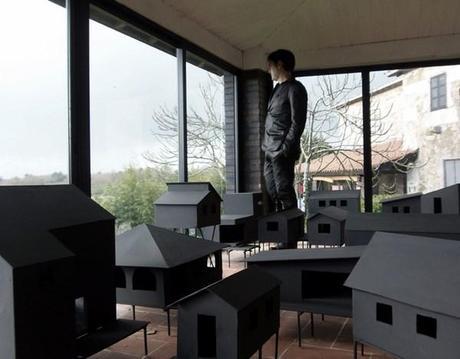 Palafitos de Javier Requejo: una oda a la penosa situación en la que vive España. 8 palafitos