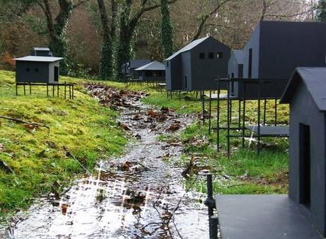 Palafitos de Javier Requejo: una oda a la penosa situación en la que vive España. 4 palafitos