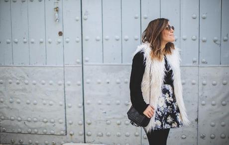 blue_pale-fur_coat-flowered_skirt-buckle_wedges_asos-street_style_mlle-spinosa