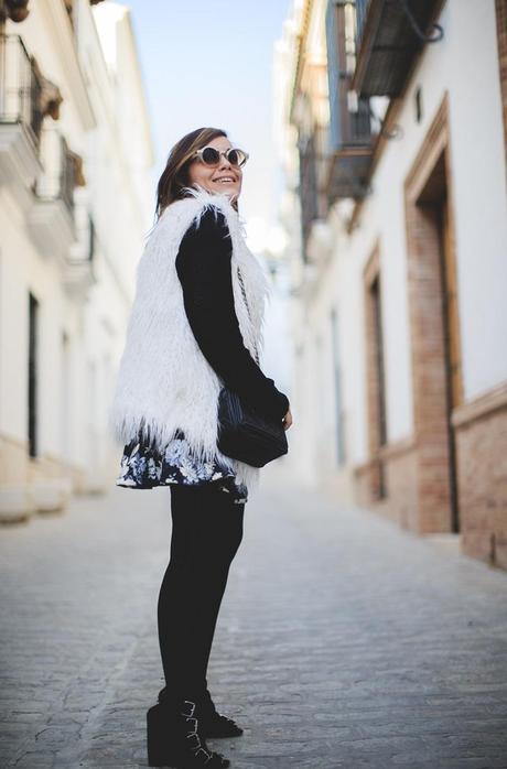 fur_coat-flowered_skirt-buckle_wedges_asos-street_style_mlle-spinosa