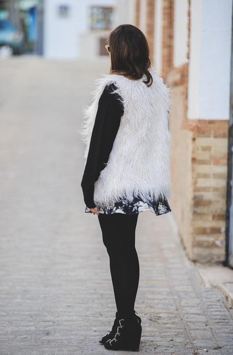 fur_coat-flowered_skirt-buckle_wedges_asos-street_style_mlle-spinosa-blog
