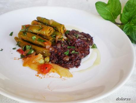 Vainas de habas o xiulets con butifarra negra