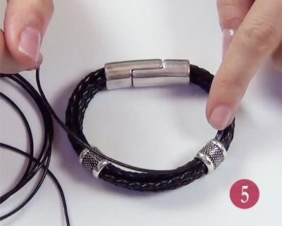 Paso 5 - Introducir el extremo por la primera cuenta de Zamak